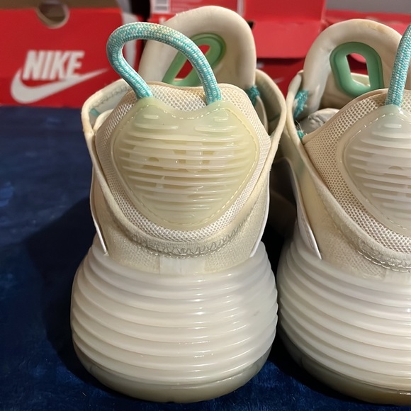 Nike Women's Air Max 2090 Sail/Aurora-Summit White-Black - Picture 9 of 13